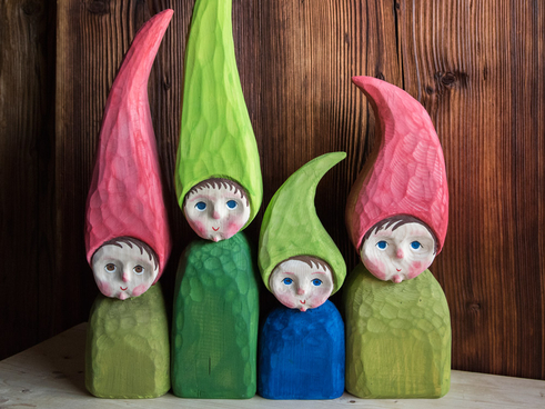 Wichtel aus Holz von Bildhauerin Helga Wagner